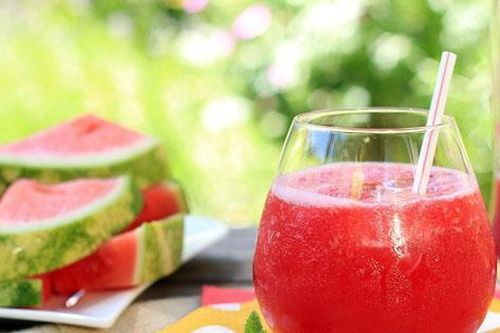 Sốt sau tiêm vắc xin phòng COVID-19 ăn dưa hấu sẽ 'gây độc'?