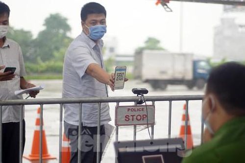 Bộ Công an bắt đầu quét mã QR Code cho xe cá nhân tại 23 chốt kiểm soát dịch ở Hà Nội