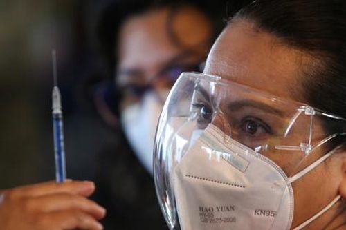 Nhóm chuyên gia cảnh báo rủi ro nếu tiêm vắc-xin liều tăng cường quá sớm
