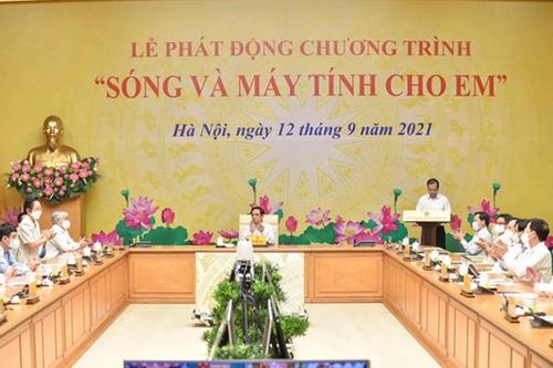EVN ủng hộ 24.000 máy tính cho chương trình 'Sóng và máy tính cho em'