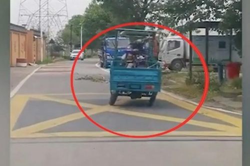 Phì cười với xe ba bánh đảo như rang lạc trên đường