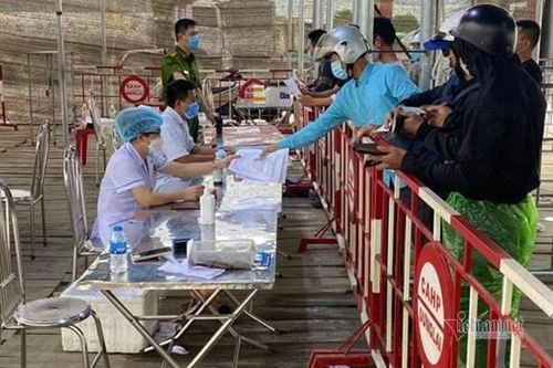 Dùng tờ khai y tế của người khác qua chốt, 2 cô gái ở Thái Bình bị phạt 5 triệu