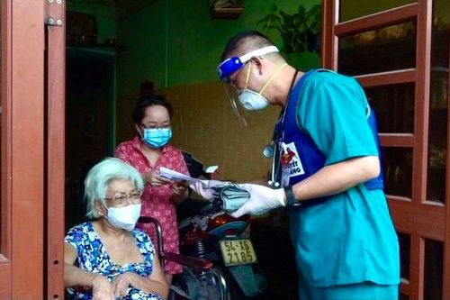 Con gái nghẹn ngào vì mẹ già được tiêm vaccine Covid miễn phí tận nhà