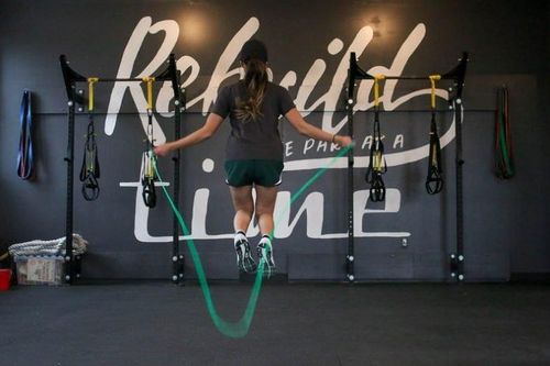 Bị mẹ ép nhảy dây 3000 cái/ngày để cao hơn, bé gái 13 tuổi suýt bị liệt