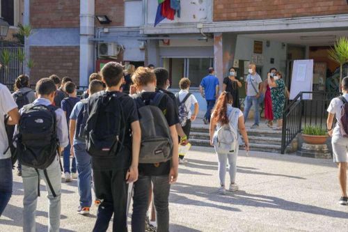 Italy khai giảng năm học với các quy định mới về thẻ xanh