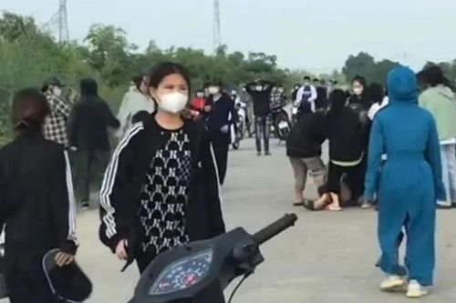 Công an Ninh Bình thông tin vụ hàng chục nữ sinh cầm mũ bảo hiểm, gậy sắt lao vào 'hỗn chiến'