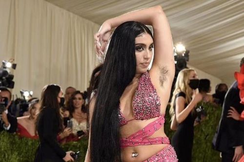 Con gái Madonna vô tư khoe bụng mỡ, lông nách trên thảm đỏ Met Gala 2021