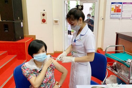 Bệnh viện Đa khoa tỉnh tiêm vắc xin phòng Covid-19 cho hơn 1.400 người