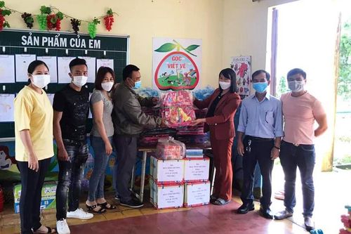 Di Linh: Trao 260 phần quà cho học sinh khó khăn