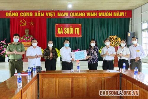Đồng chí Tráng Thị Xuân kiểm tra phòng chống dịch tại xã Suối Tọ