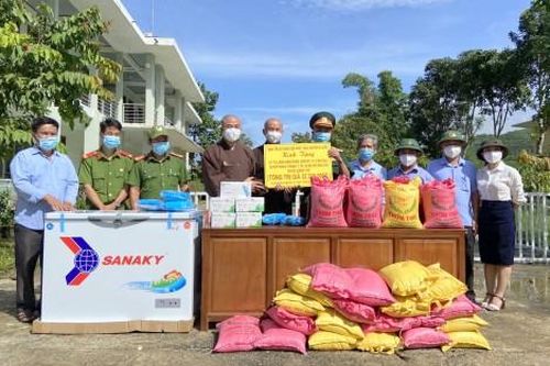 Chính trị - Xã hội An sinh xã hội A Lưới: Trao nhiều phần quà cho người nghèo và khu cách ly