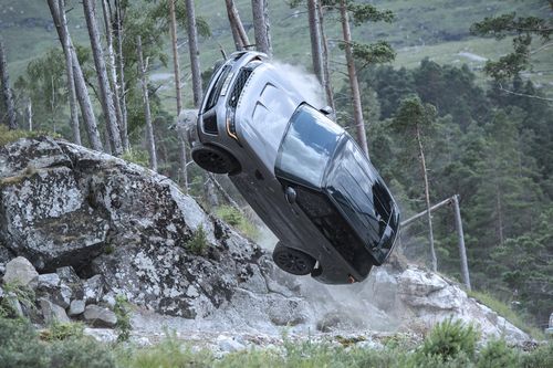 Range Rover Sport SVR và cảnh quay khốc liệt trong phim James Bond mới