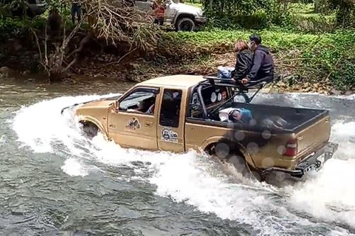 Cái kết đắng cho cô gái ngồi chênh vênh trên nóc xe bán tải băng qua sông