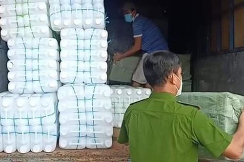 Long An: Phát hiện lượng lớn thiết bị y tế chứng từ không rõ ràng