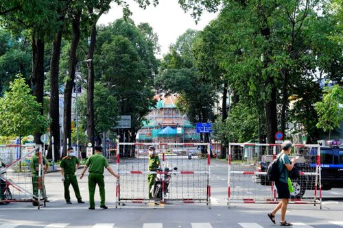 TP.HCM tiếp tục giãn cách: 'Thận trọng để bảo vệ sinh mạng con người'