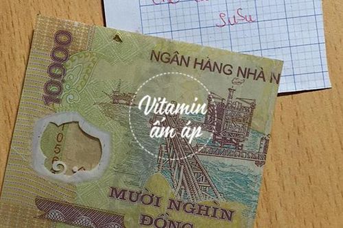 Thấy bố kẹt tiền, con gái út lén kẹp 10k vào ví kèm lời dặn đáng yêu hết nấc