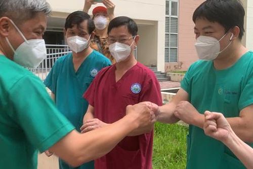 Y bác sĩ được tiếp sức ngay giữa tâm dịch khắc nghiệt TP.HCM