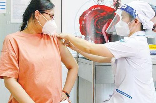 Tiêm vaccine COVID-19 xong bị sốt mới biết có thai, phải làm sao?