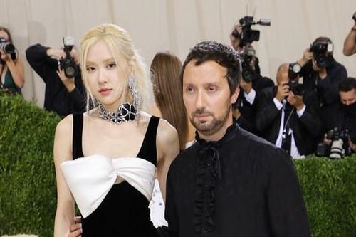 Saint Laurent hẳn không thể ngờ việc mời Rosé đến Met Gala lại làm các nhà mốt khác khó xử