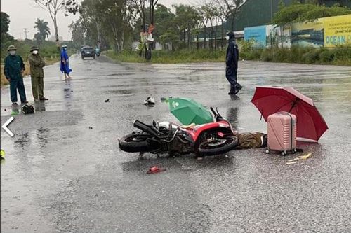 Hà Nội: Bàng hoàng đôi nam nữ đi xe máy tử vong vì bị sét đánh