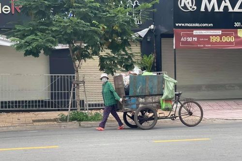 Nam diễn viên gây xúc động vì bức ảnh khoe mẹ làm lao công