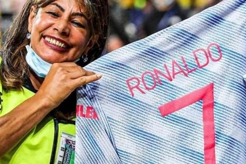 Ronaldo nói gì sau trận thua sốc, tặng áo đấu cho nữ nhân viên sân Young Boys