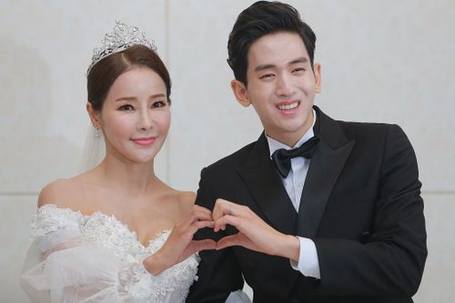 Nam ca sĩ Hàn kể không biết vợ hơn mình 17 tuổi