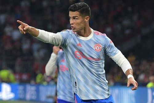 Ferdinand khó chịu khi Ronaldo liên tục ra biên chỉ đạo