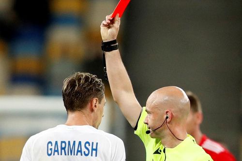 Trọng tài rút nhầm thẻ đỏ tại Champions League