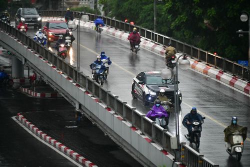 Hà Nội mưa lớn, đường vẫn đông đúc xe cộ giữa lúc giãn cách