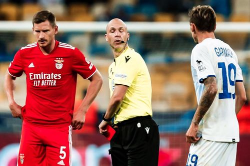 Tình huống phạt nhầm thẻ đỏ ở Champions League