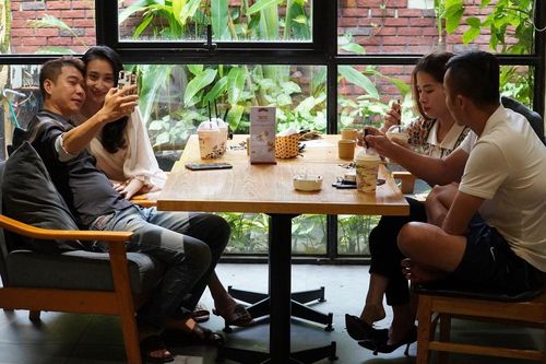 Hàng quán Hải Phòng ngày đầu mở cửa đón khách ăn uống tại chỗ