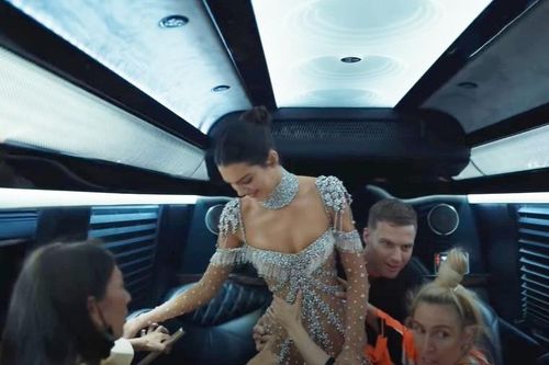 Diện váy ôm sát, Kendall Jenner phải đứng trên xe và cần 3 người giữ