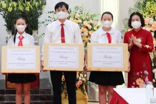 Chiều nay (15/9), ngành Giáo dục Hà Nội trao quà, hưởng ứng chương trình 'Sóng và máy tính cho em'