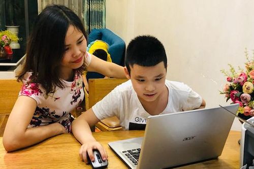 Học trực tuyến kéo dài, phụ huynh nỗ lực hỗ trợ con thích nghi