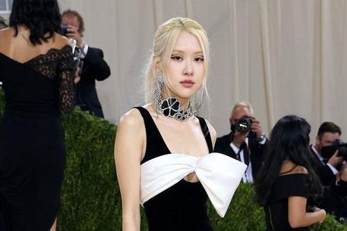 Siêu mẫu Hailey Bieber cũng không cưỡng lại sự nổi tiếng của Rose Blackpink