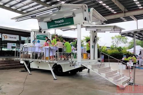 Thái Bình lần đầu sử dụng xe tiêm vaccine lưu động