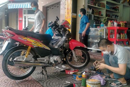 Các tiệm sửa xe nhộn nhịp hoạt động trở lại