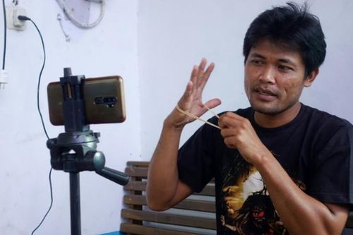 Ngôi làng nghèo cả năm đi làm thuê đổi đời nhờ cùng nhau làm 'Youtuber'