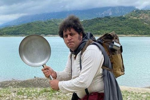 Người đàn ông chi hết gia sản để được sống như người lùn Hobbit