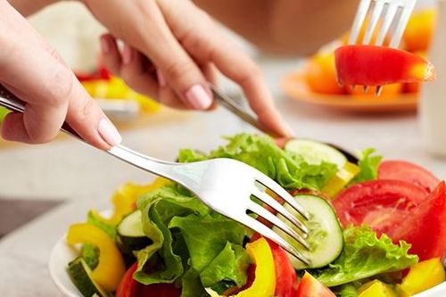 F0 điều trị tại nhà cần ăn uống thế nào để giảm biến chứng nặng?