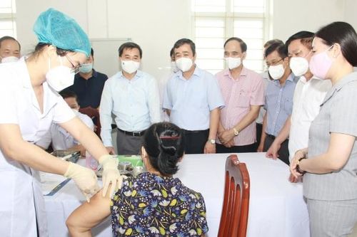 80 tình nguyện viên được tiêm mũi 2 vaccine Covid-19 COVIVAC