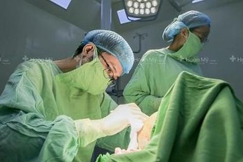 Người đàn ông được loại bỏ hơn 10 khối u sau 12 năm chung sống