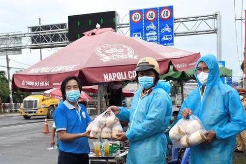 Gửi hàng trăm bánh tét và gần 4 tấn dừa tiếp sức lực lượng tuyến đầu chống dịch tại TPHCM
