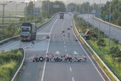 Chặn đường, ép lái xe trên cao tốc về Hà Nội phải đi vòng trả phí