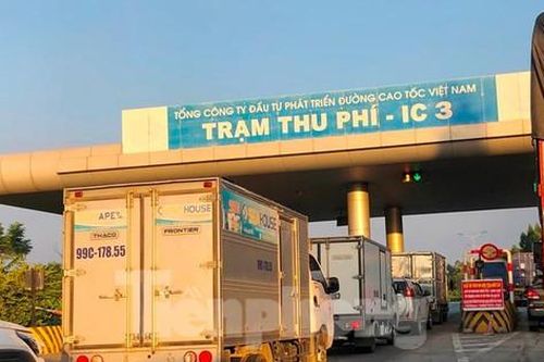 Cận cảnh cao tốc bị chặn ngang, buộc xe phải đi vòng để trả phí