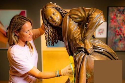 Tượng Mona Lisa vén váy lộ vòng ba gây sốc