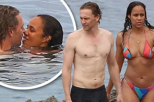 Chàng 'Loki' Tom Hiddleston âu yếm bạn gái nóng bỏng ở biển