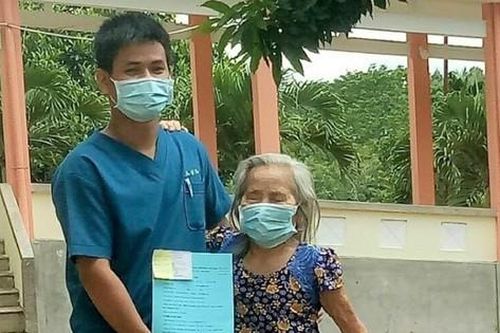 Cụ bà 84 tuổi mù lòa chiến thắng COVID-19, giữ đúng lời hứa 'đi rồi mẹ về'