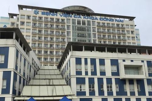 Nhân viên y tế mắc COVID-19 triệu chứng nhẹ tình nguyện điều trị cho F0